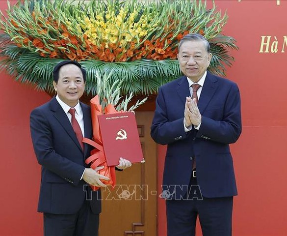 Tổng Bí thư Tô Lâm trao các quyết định của Bộ Chính trị về công tác cán bộ