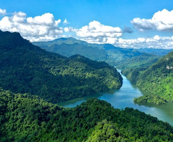 Hồ nước ngọt 200 triệu năm tuổi, lớn nhất Việt Nam, đẹp nhất thế giới trở thành tâm điểm du lịch sinh thái miền Bắc