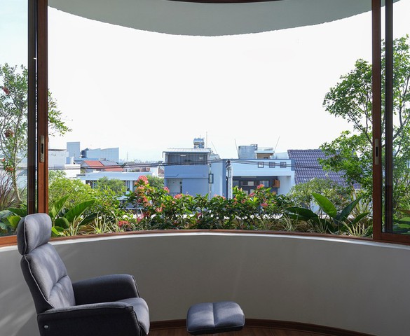 Biến ngôi nhà phố trở thành 'ốc đảo' giữa đô thị ồn ã