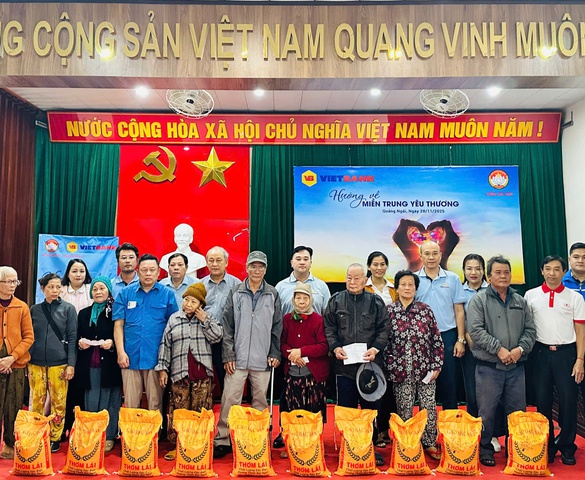 Vietbank chung tay "hướng về miền Trung yêu thương" trao 3.600 suất quà cho đồng bào vùng lũ