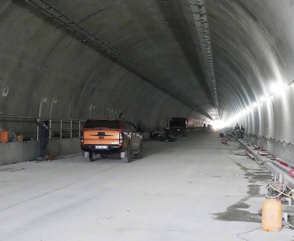 Sắp thông xe hầm xuyên núi kết nối 2 tỉnh hẹp ngang của Việt Nam