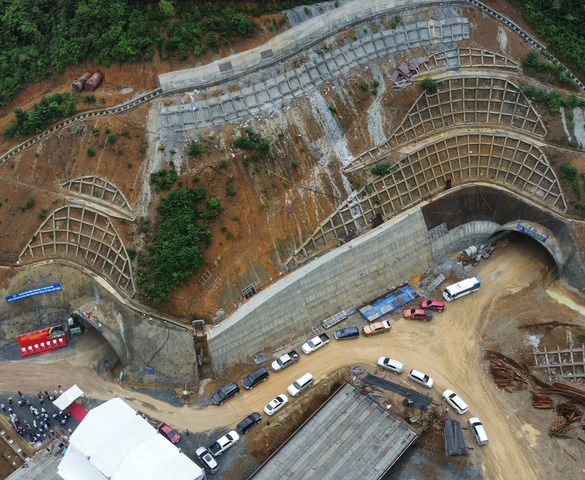 Sắp hoàn thiện hầm xuyên núi nghìn tỷ phức tạp nhất cao tốc Bắc - Nam