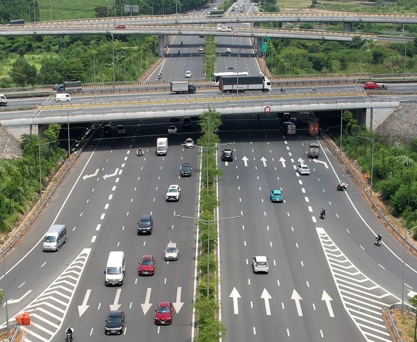 Đề xuất mở rộng tuyến cao tốc đầu tiên xây dựng theo chuẩn quốc tế của Việt Nam lên 10 làn xe