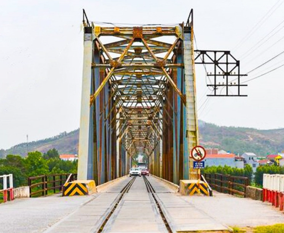 Cây cầu duy nhất ở Việt Nam có đường sắt chung đường bộ nguy cơ lỡ hẹn thông xe