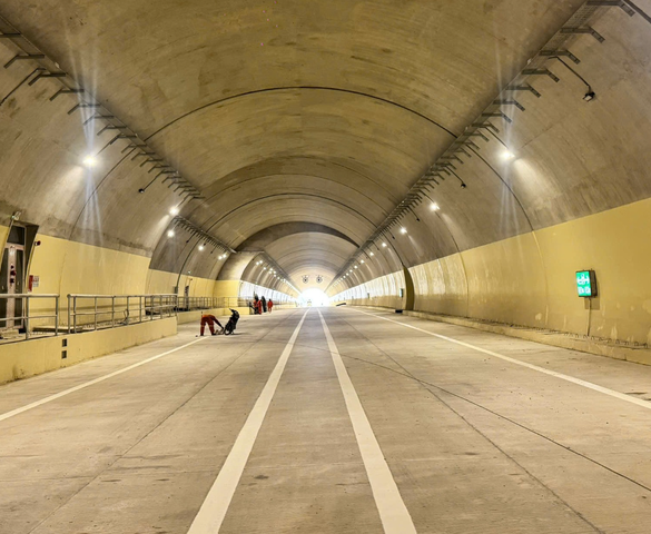 Hầm đường bộ dài nhất tuyến cao tốc Bắc - Nam phía Đông do liên danh Đèo Cả thực hiện đã hoàn thành