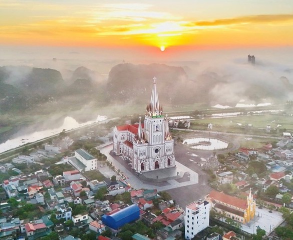 Khánh thành Nhà thờ Giáo xứ lớn nhất Việt Nam bên 'vịnh không sóng' sức chứa đến 5.000 người