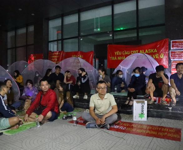 Hà Nội: Người dân ngủ vỉa hè xuyên đêm để "đòi nhà" tại dự án nhà ở xã hội của FLC