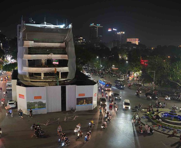 Tòa nhà Hàm cá mập chính thức bị phá dỡ