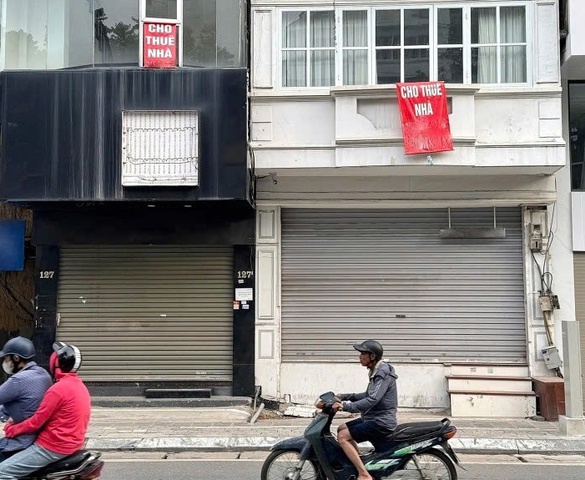 Nhiều nhà mặt phố hạ giá thuê để giữ chân khách