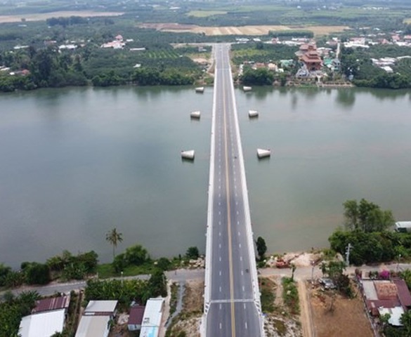 Chiêm ngưỡng cây cầu bắc qua con sông nội địa dài nhất Việt Nam, nối liền 2 tỉnh giàu nhất cả nước