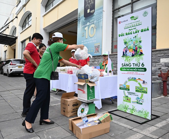 SeABank tổ chức “Ngày hội đổi rác lấy quà” - Lan tỏa lối sống xanh vì Hà Nội sạch đẹp