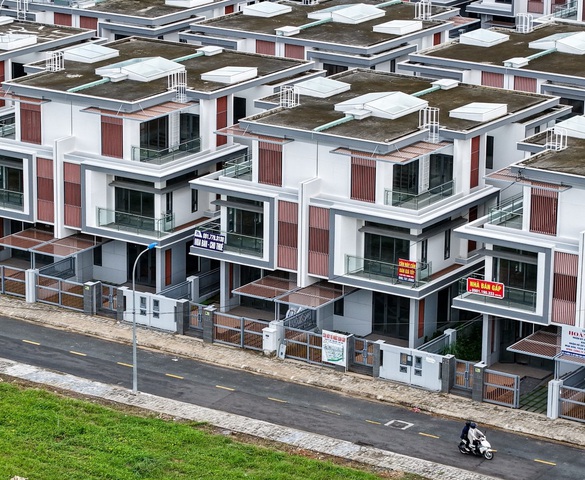 Khu đô thị rộng lớn ở cửa ngõ TP. HCM la liệt biệt thự bỏ hoang: Giá đất tăng đều bất chấp cảnh tiêu điều, ảm đạm