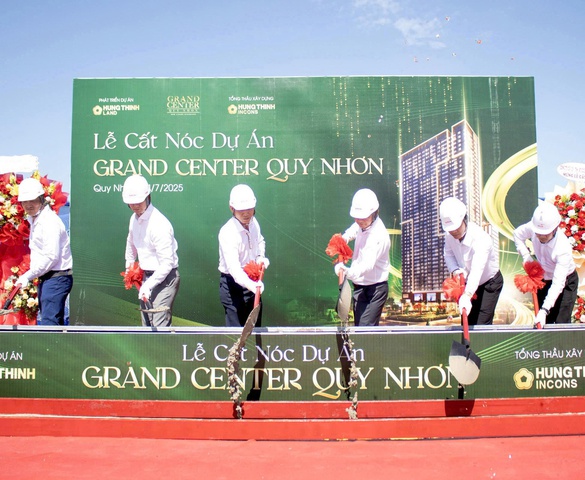 Tổ hợp căn hộ Grand Center Quy Nhon cất nóc, tăng tốc về đích