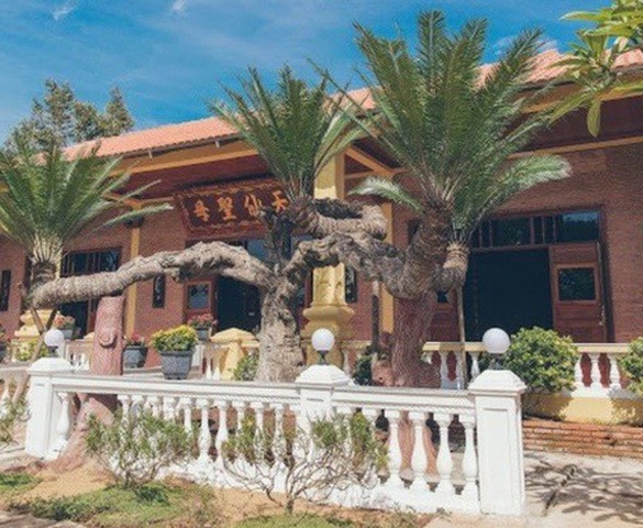 Biệt phủ báo hiếu mẹ của ‘đại gia kim cương’: Rộng đến 10.000m2, đẹp như phim cổ trang