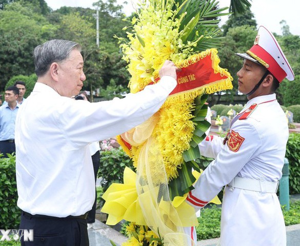 Tổng Bí thư Tô Lâm dâng hương tưởng niệm các anh hùng, liệt sỹ tại Điện Biên