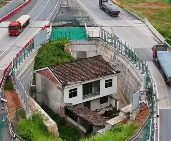 Tranh chấp bồi thường đất tạo nên cảnh tượng ‘chướng mắt’ trên cao tốc
