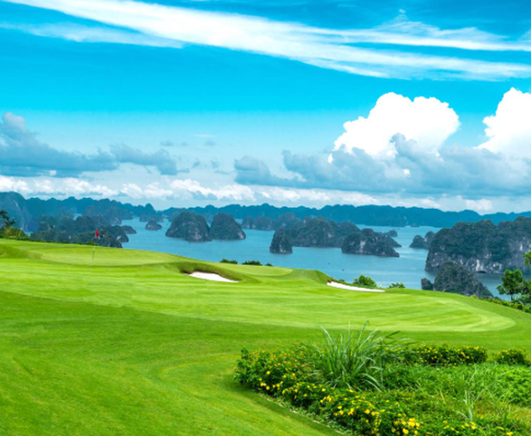 Việt Nam có 1 sân golf nhìn thẳng ra vịnh biển đẹp nhất thế giới, được kiến trúc sư lừng danh thiết kế