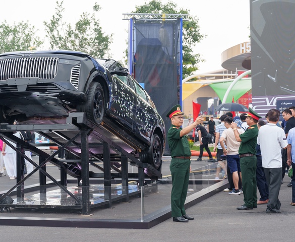 VinFast gây ấn tượng tại Trung tâm Triển lãm Việt Nam bằng dàn xe “khủng”: Bộ đôi Lạc Hồng 900 LX tạo ấn tượng mạnh