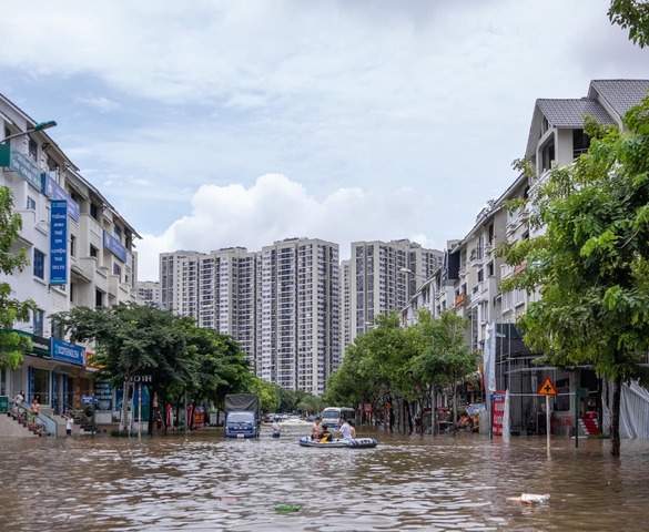 Nghịch lý bất động sản Thủ đô: Loạt khu đô thị ‘nhà giàu’ mênh mông biển lớn sau mưa lớn, giá nhà vẫn ở mức ngất ngưởng
