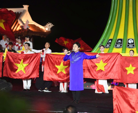 “Lời tri ân - Dòng sông hoa lửa”: Đêm nghệ thuật tái hiện huyền thoại bến phà Long Đại