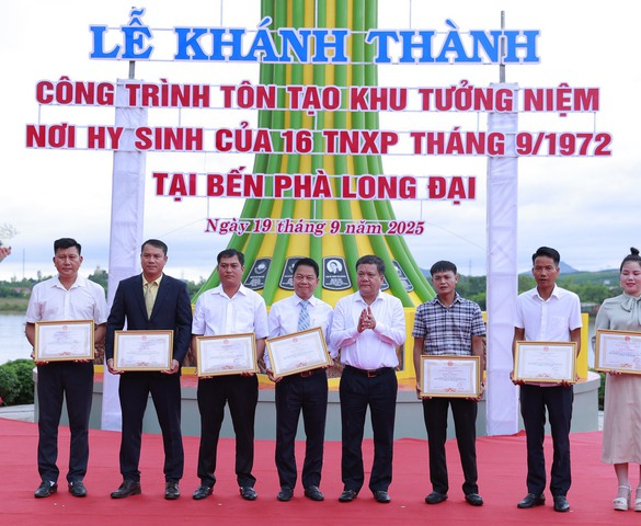 Khánh thành Khu tưởng niệm thanh niên xung phong     
hy sinh tại bến phà Long Đại