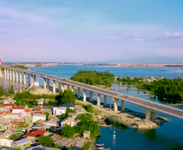 Cầu vượt cửa biển dài nhất miền Trung lùi thời hạn thông xe