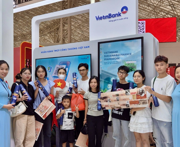 Nhận quà khi check-in gian hàng VietinBank tại Triển lãm thành tựu đất nước