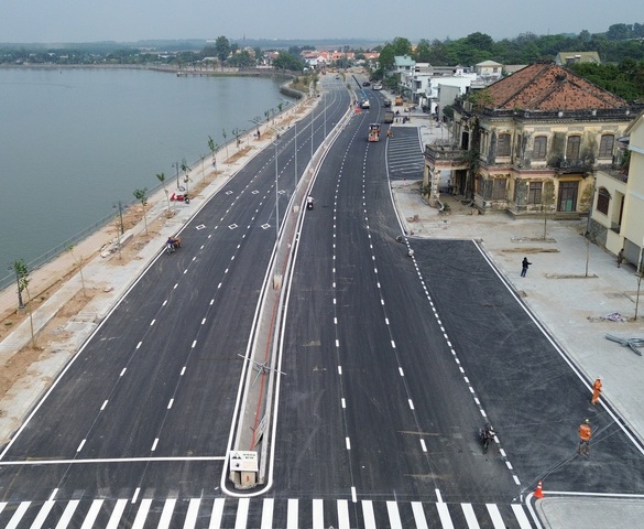 Đường ven sông gần 5km chính thức thông xe, căn nhà cổ trăm năm tuổi từng vướng quy hoạch vẫn 'sừng sững'