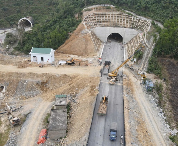 Chưa đầy 2 tuần nữa, chính thức thông xe hầm xuyên qua dãy núi chạy ra biển Đông: Nối thông 2 tỉnh hẹp nhất Việt Nam