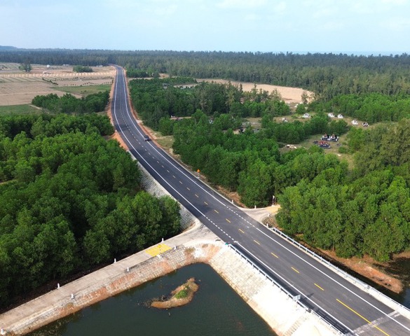 Tỉnh là ngã ba Đông Dương sắp thông xe 7km đường ven biển đẹp mắt với nhiều đoạn chạy xuyên rừng