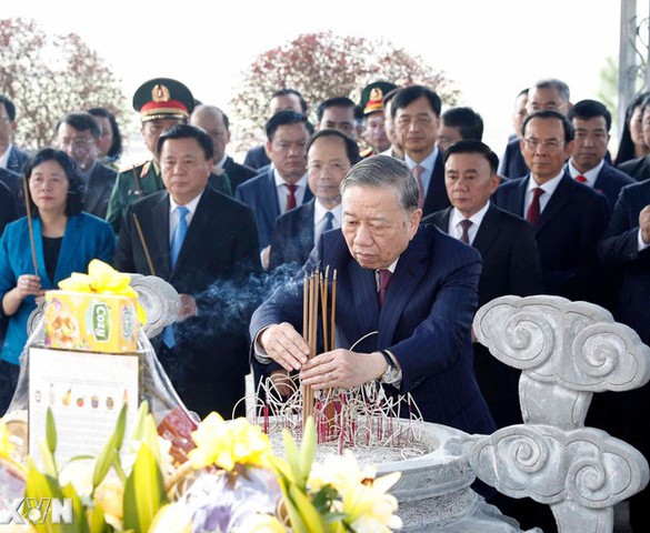 Tổng Bí thư Tô Lâm dâng hương tưởng niệm các Tổng Bí thư Trần Phú và Hà Huy Tập