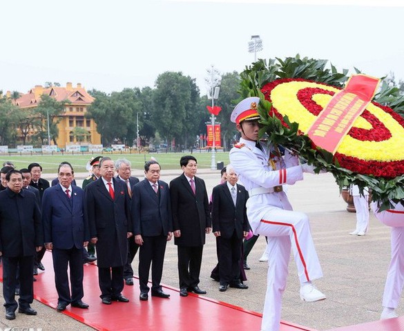 Lãnh đạo Đảng, Nhà nước và đại diện các thế hệ đại biểu Quốc hội vào Lăng viếng Chủ tịch Hồ Chí Minh