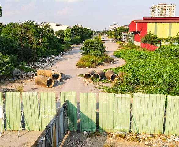 Cận cảnh đường BT đê Ngọc Thụy - Khu đô thị Thượng Thanh dang dở 10 năm vừa được Hà Nội ấn định thời gian hoàn thành
