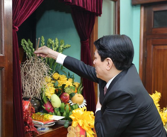 Chủ tịch nước Lương Cường dâng hương tưởng niệm Chủ tịch Hồ Chí Minh tại Nhà 67