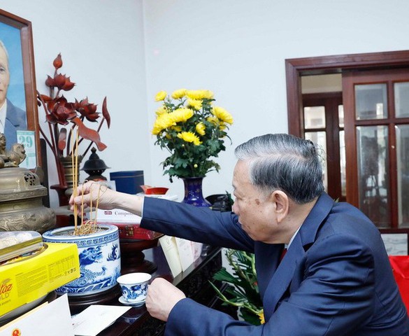 Tổng Bí thư dâng hương tưởng niệm nhân 120 năm Ngày sinh Thủ tướng Phạm Văn Đồng
