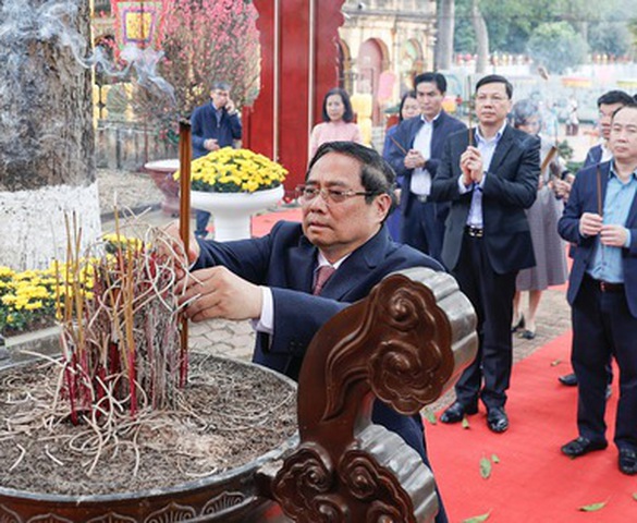 Thủ tướng Phạm Minh Chính dâng hương tại Hoàng thành Thăng Long