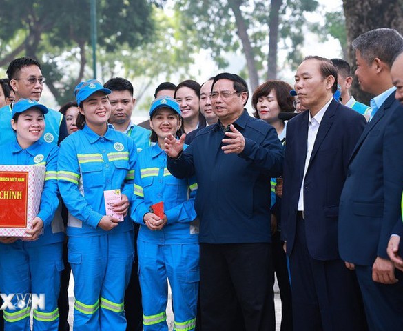Thủ tướng thăm, động viên lực lượng bảo đảm vệ sinh môi trường Hà Nội dịp Tết