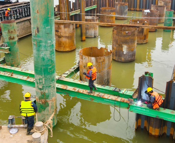 Hối hả thi công xuyên Tết tại dự án cầu Trần Hưng Đạo