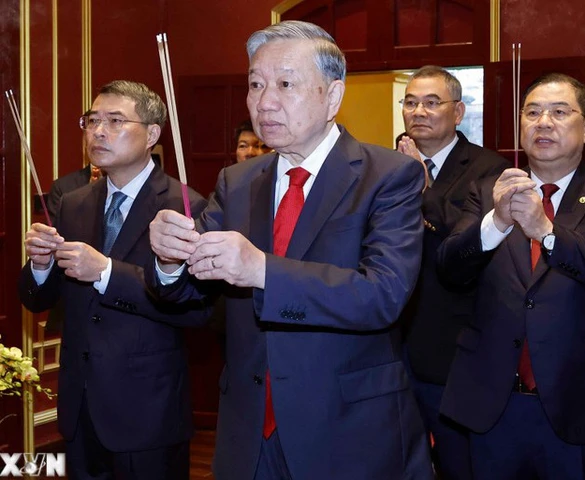 Tổng Bí thư Tô Lâm dâng hương tại Khu Di tích Hoàng thành Thăng Long và Di tích nhà 67