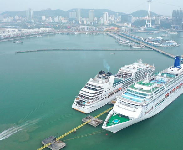 Gần 2.400 du khách quốc tế "xông đất" Cảng tàu khách Quốc tế Hạ Long
