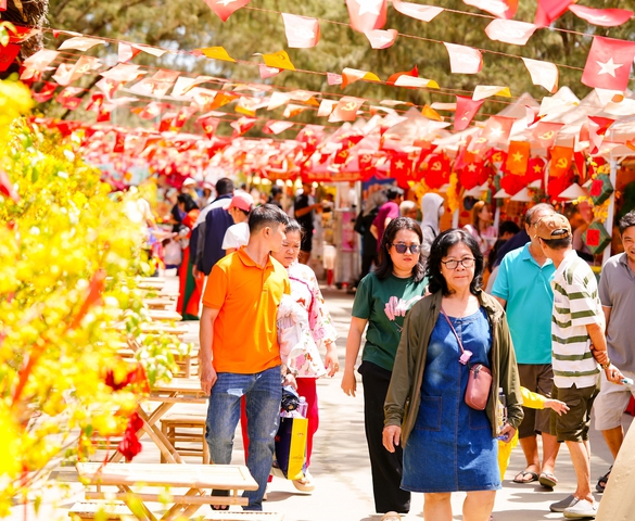 Du khách thích thú hái lộc đầu năm từ cây lì xì “siêu to khổng lồ”, gieo điều ước đầu năm bên “kỳ quan” mai 150 tuổi tại Cần Giờ