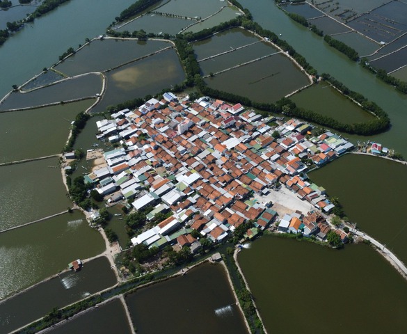 Việt Nam có ngôi làng cổ 370 năm tuổi ẩn mình giữa 2 vịnh biển lớn nhất địa phương