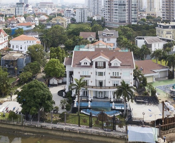 'Ông vua hàng hiệu' sở hữu biệt thự 3 mặt tiền ven sông Sài Gòn: Rộng 500m2, từng khiến truyền thông nước bạn choáng ngợp