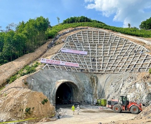 Hầm xuyên qua cung đèo hiểm trở nắn thẳng cung đường sắt ven biển đẹp nhất thế giới của Việt Nam đang gặp khó