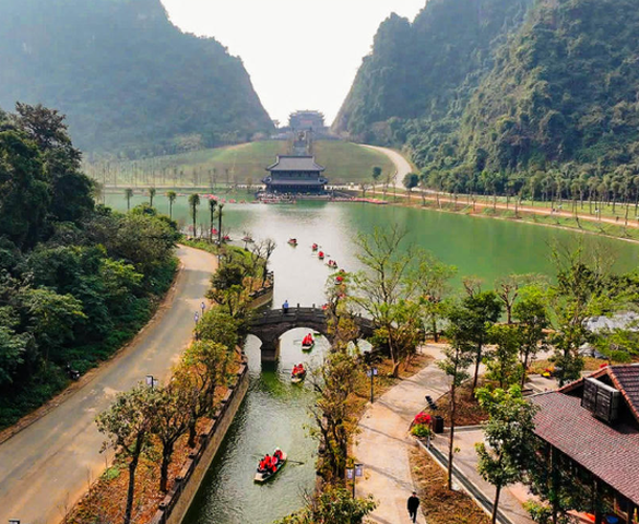 Doanh nghiệp Xây dựng Xuân Trường khảo sát thung lũng hoang sơ đẹp như phim cổ trang giữa lòng di sản thế giới