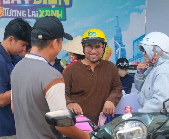 Sự kiện "Đổi xăng lấy điện" tại TP.HCM: Khách hàng mang 2 xe xăng đổi lấy xe điện VinFast về đi Tết