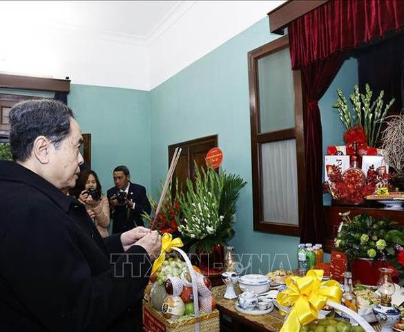 Chủ tịch Quốc hội Trần Thanh Mẫn dâng hương tưởng nhớ Chủ tịch Hồ Chí Minh tại Nhà 67