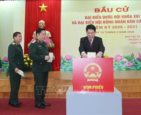 Chủ tịch nước Lương Cường bỏ phiếu tại khu vực bỏ phiếu số 26, phường Hoàn Kiếm, Hà Nội