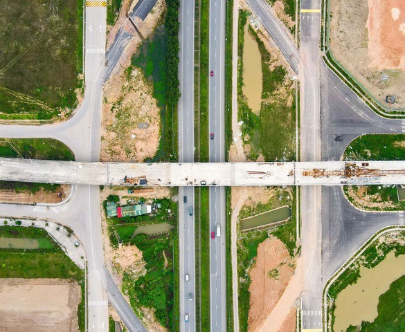 Cận cảnh cầu vượt cao tốc thuộc dự án gần 1.500 tỷ đồng kết nối các khu công nghiệp tỉnh Bắc Ninh