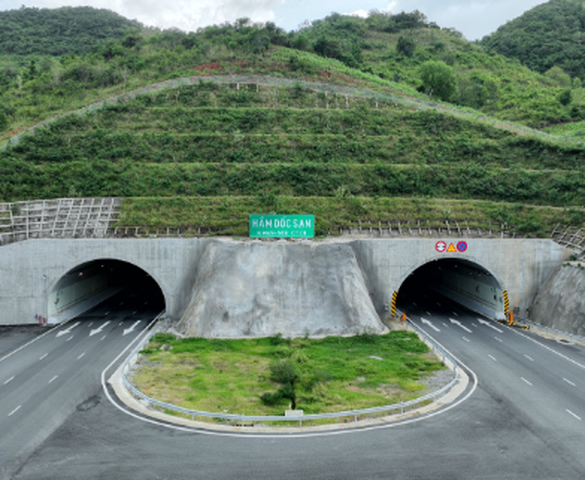 Huy động 1.500 công nhân làm việc 24/24, áp dụng kỹ thuật đặc biệt hàng đầu thế giới, hoàn thành hầm xuyên núi duy nhất Việt Nam trải bê tông nhựa toàn bộ